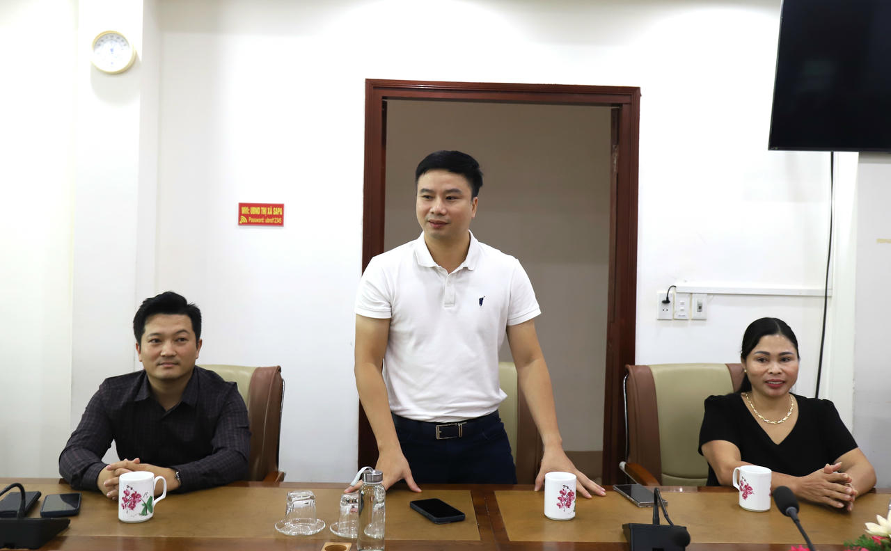 Nhà báo Phạm Xuân Diệu, Phụ trách Văn phòng đại diện Báo Pháp luật Việt Nam tại Lào Cai phát biểu tại buổi trao quà.