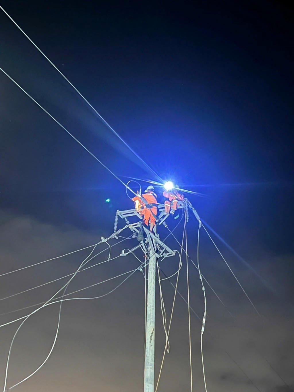 Vững vàng vượt khó, EVNNPC hoàn thành toàn diện các chỉ tiêu 9 tháng năm 2025