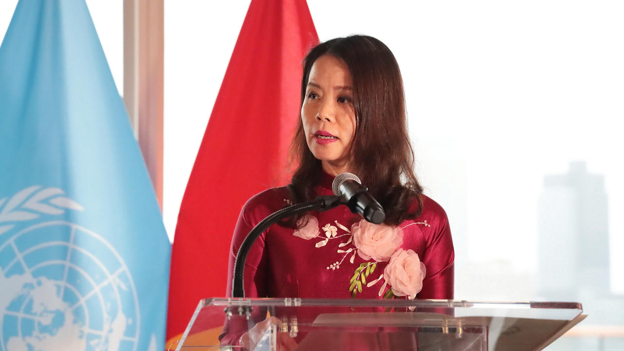 Thứ trưởng Bộ Ngoại giao Nguyễn Minh Hằng phát biểu khai mạc Triển lãm.