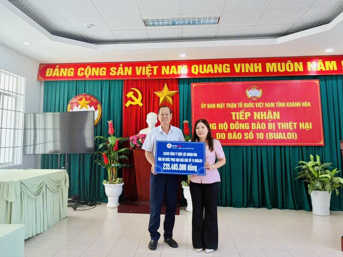 CBCNV Công tu Điện lực Khánh Hoà đóng góp ủng hộ đồng bào bị ảnh hưởng bão lụt.