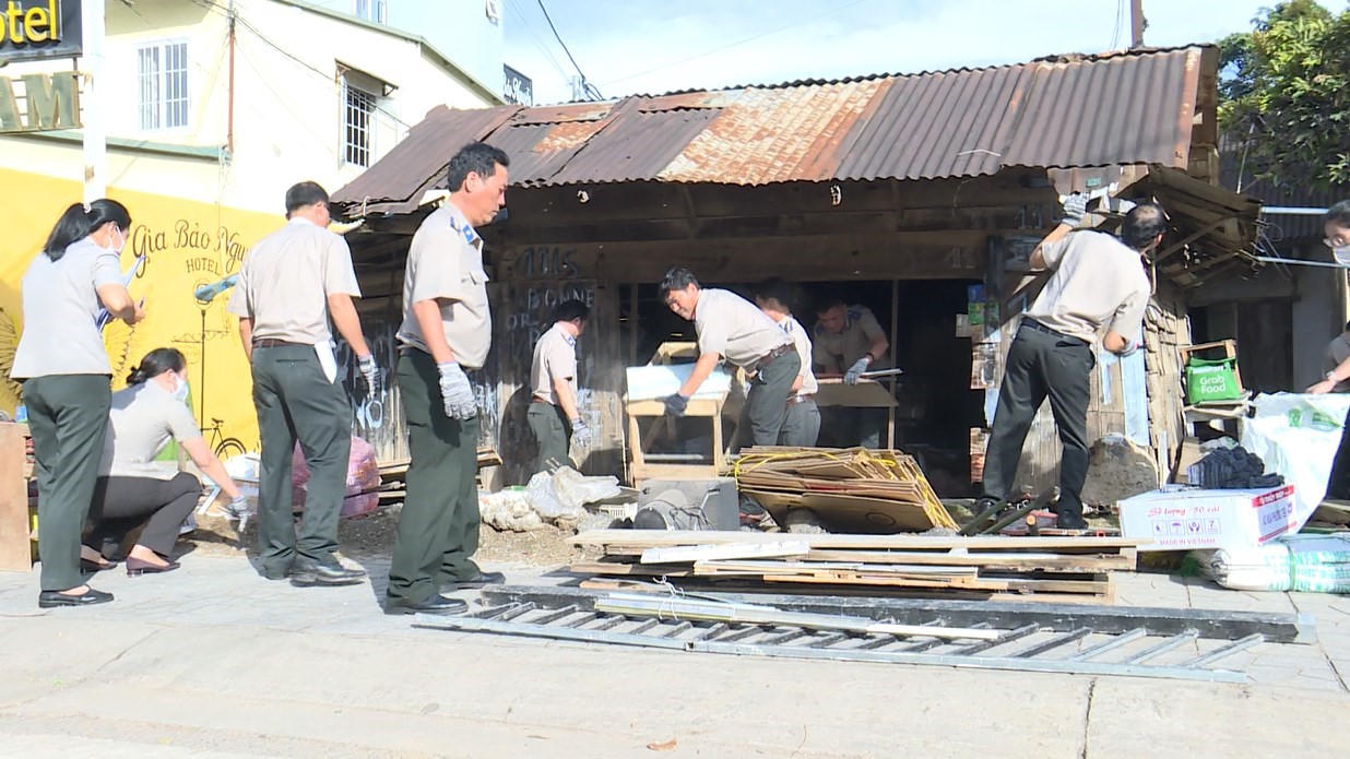 Một vụ cưỡng chế thi hành án. Ảnh VKSND Lâm Đồng