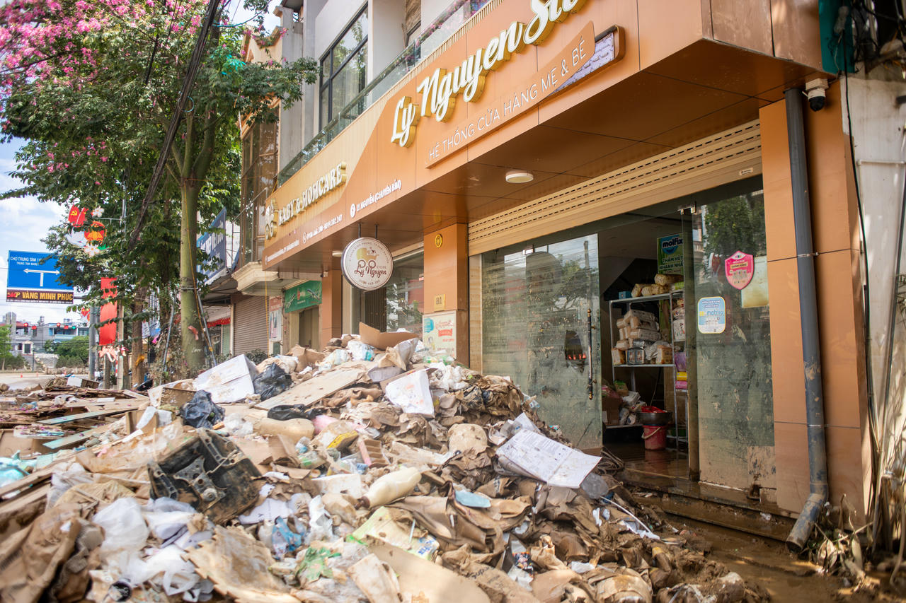 Hình ảnh các cửa hàng, đại lý của Motaro Group bị ảnh hưởng nghiêm trọng do bão lũ.