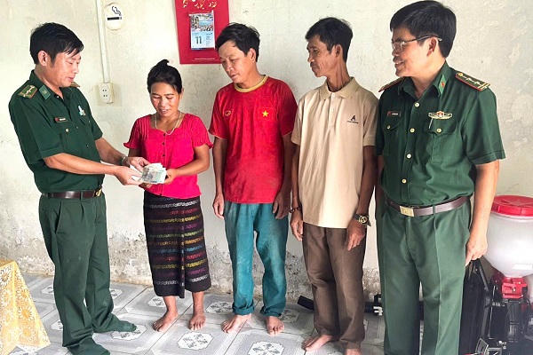 Nhặt được hơn 10 triệu đồng, công nhân mang đến Đồn Biên phòng nhờ trả lại người mất