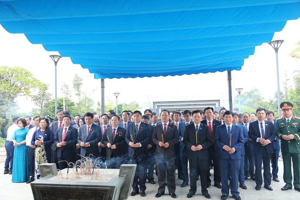 Đoàn đại biểu dự Đại hội Đảng bộ tỉnh Điện Biên lần thứ XV, nhiệm kỳ 2025 - 2030 dâng hương tưởng nhớ các Anh hùng, liệt sĩ tại Đền thờ liệt sĩ tại Chiến trường Điện Biên Phủ.