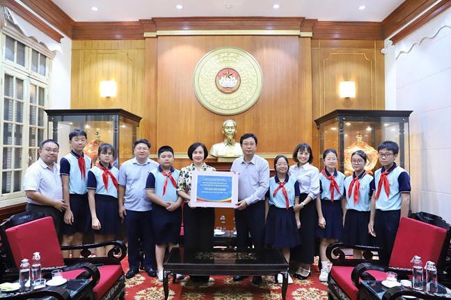 Trường THCS Thanh Xuân Trung, phường Thanh Xuân, Thành phố Hà Nội ủng hộ số tiền 155 triệu đồng. Ảnh: Minh Hiển