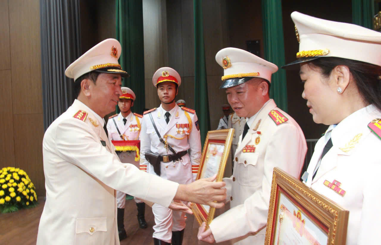 Đại tá Trần Thanh Sơn nhận danh hiệu Chiến sỹ thi đua toàn quốc.