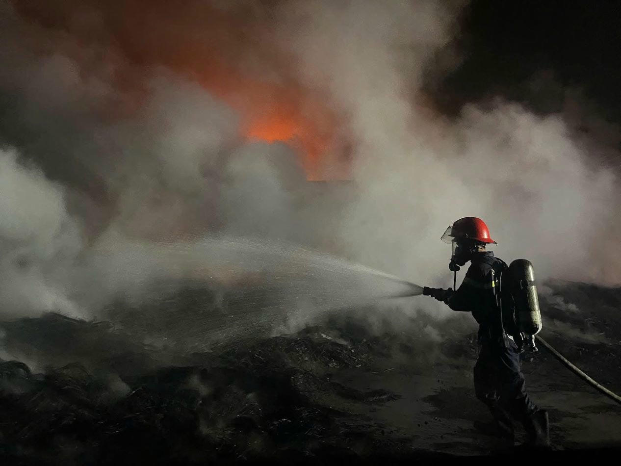 Lực lượng chức năng xử lý đám cháy tại Đắk Lắk.