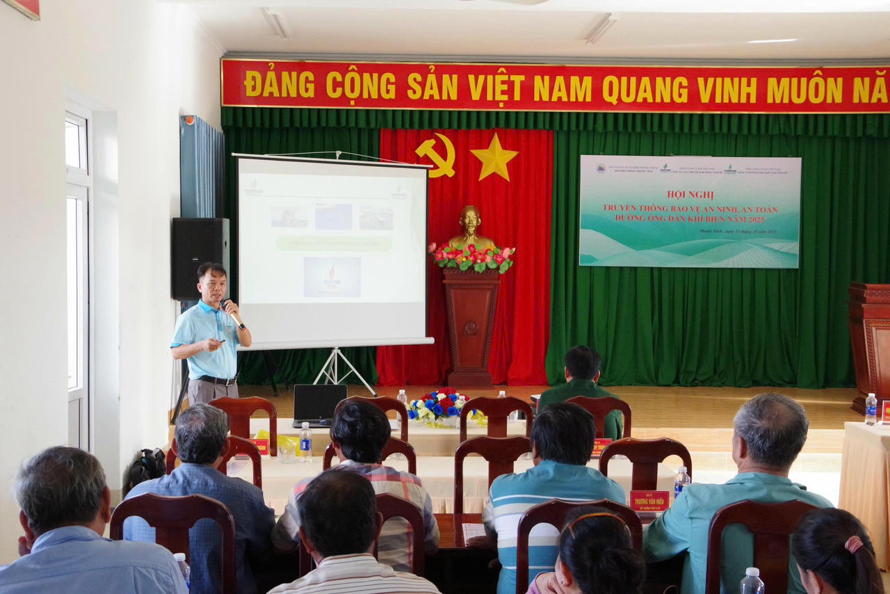 Đại diện Công ty Vận chuyển khí Đông Nam Bộ tuyên truyền về đảm bảo, an ninh an toàn đường ống khí cho ngư dân xã Phước Tỉnh.