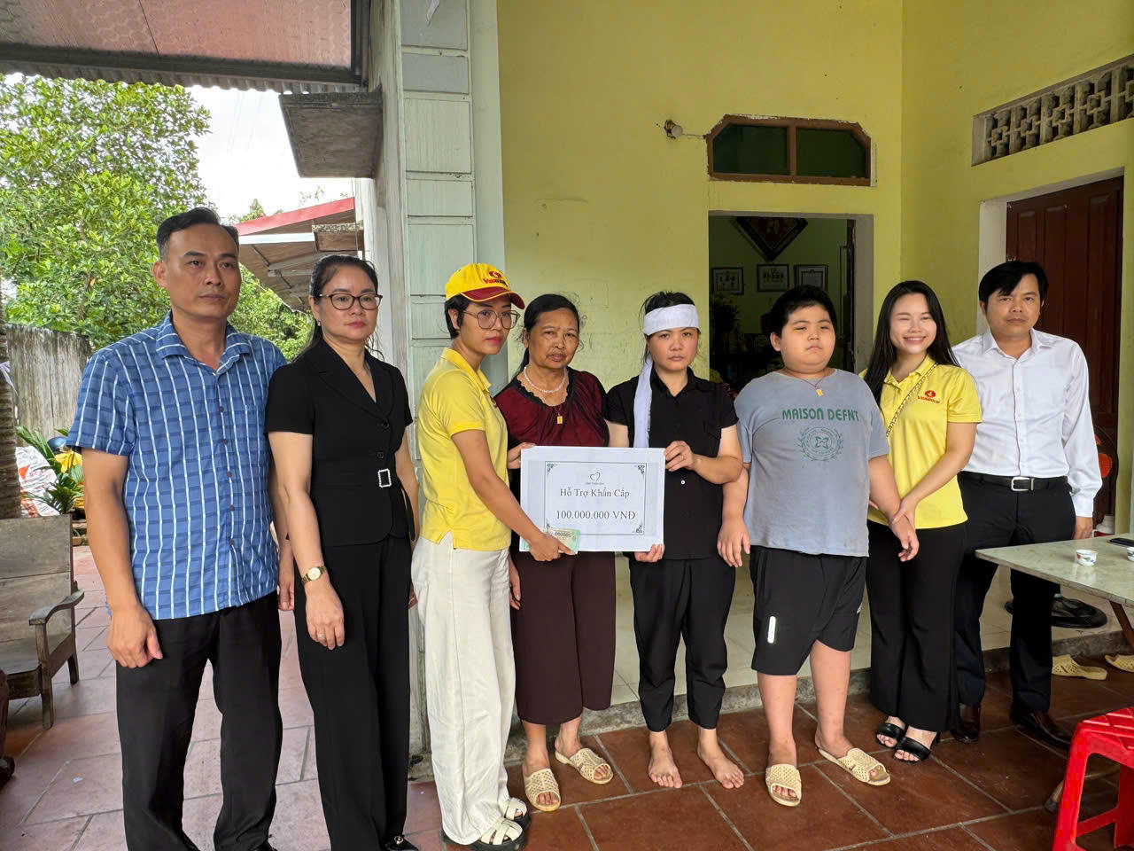 Vingroup hỗ trợ 100 triệu đồng giúp gia đình Bí thư Chi bộ đột quỵ khi chống bão lũ