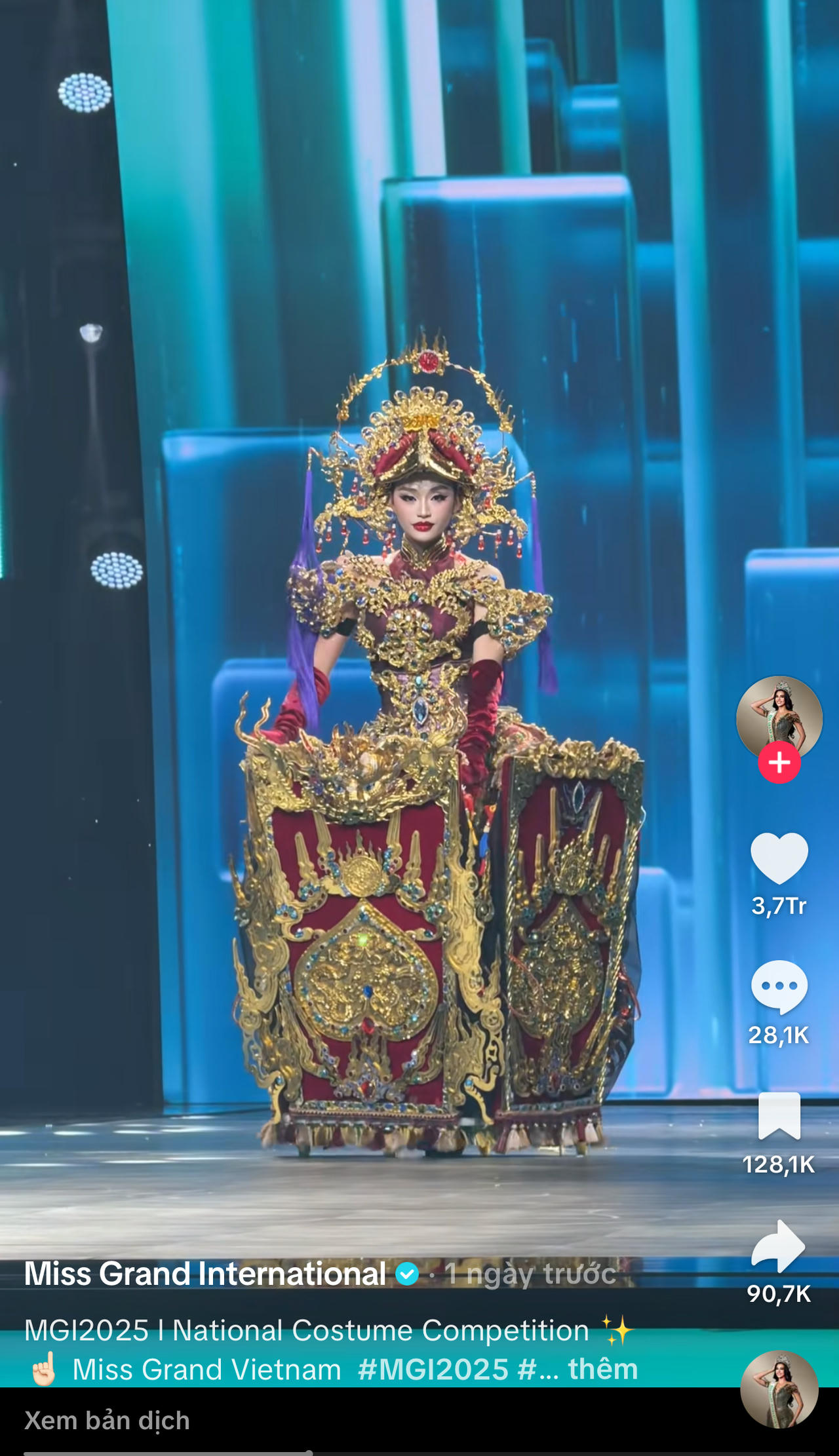 Yến Nhi diện trang phục Thăng Long Hội trình diễn trong đêm thi Trang phục Văn hóa Dân tộc. Ảnh: CMH