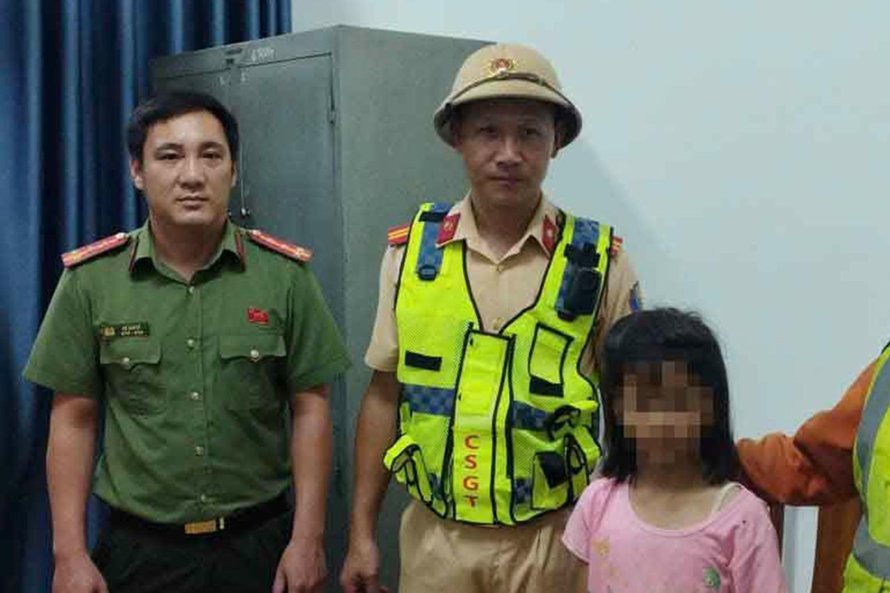 Hỗ trợ kịp thời, đưa bé gái đi lạc vào cao tốc giữa đêm khuya về với gia đình