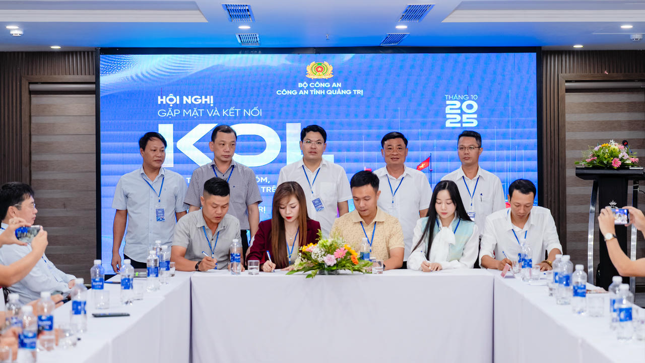 Đại diện các trang, hội, KOLs và nhóm mạng xã hội trên địa bàn đã cùng nhau ký cam kết thực hiện nghiêm quy định pháp luật trong chia sẻ thông tin.