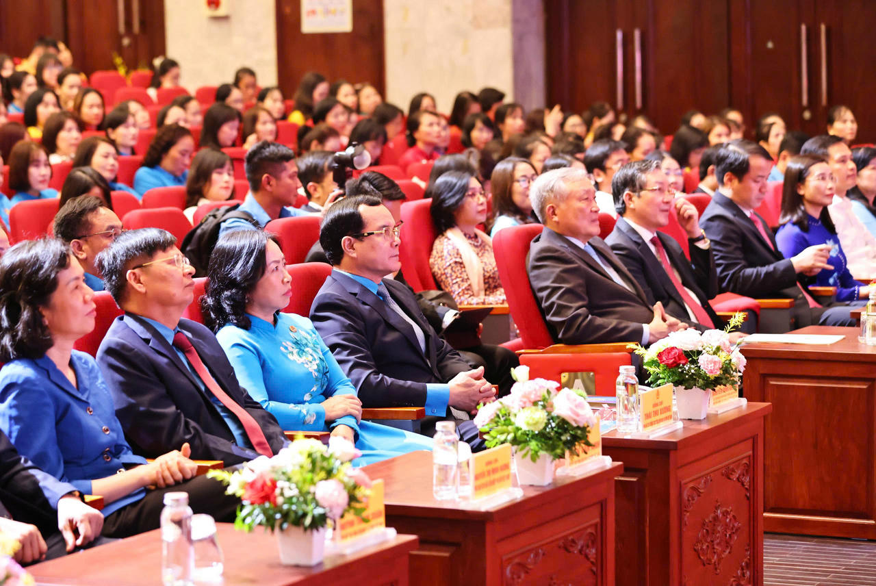 Các đại biểu tham dự buổi lễ.