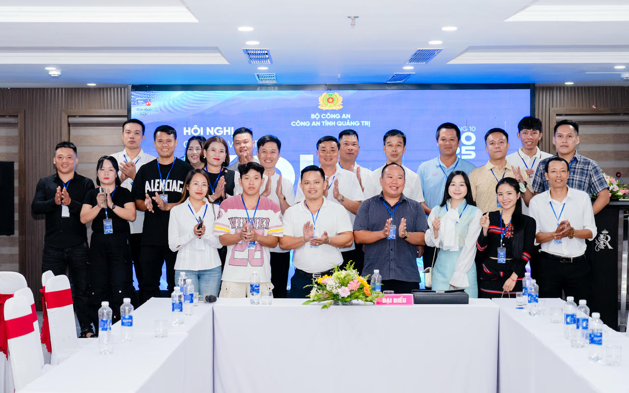 Các quản trị viên, KOLs và đại biểu chụp ảnh lưu niệm tại lễ ra mắt “Liên minh niềm tin số” và mô hình “Kiến tạo không gian số Quảng Trị”.