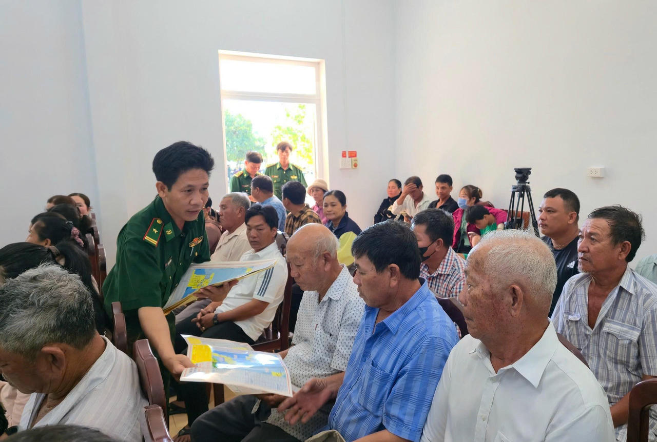 Đồn Biên phòng Phước Hải phát tờ rơi có in tọa độ và thông tin các công trình dầu khí trên biển cho ngư dân.