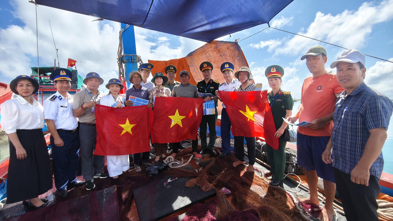 Đoàn công tác tặng cờ Tổ quốc cho ngư dân Đặc khu Lý Sơn.