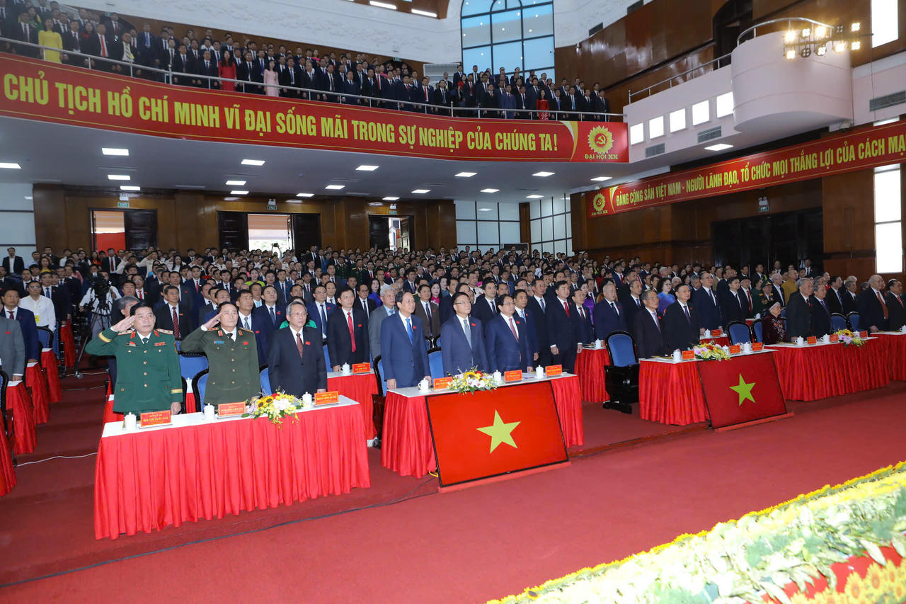 Các đại biểu thực hiện nghi thức chào cờ tại Đại hội.