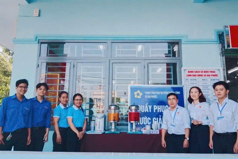 Quầy nước phục vụ miễn phí cho người dân khi đến cơ quan chức năng làm việc.