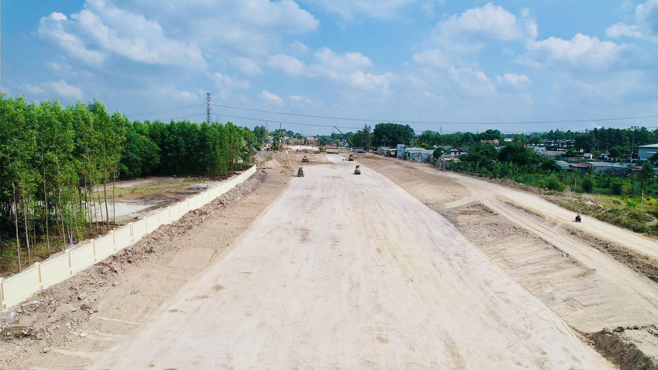  Ban QLDA cho biết mưa lớn kéo dài từ tháng 5 đến tháng 9 gây ngập nhiều đoạn, ảnh hưởng đáng kể đến tiến độ dự án.