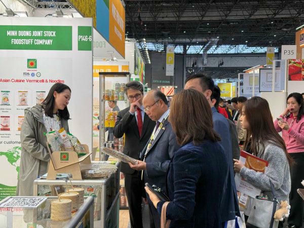 Đại sứ Việt Nam tại Pháp ghé thăm gian hàng Công ty Minh Dương tại Hội chợ Quốc tế Công nghiệp thực phẩm Sial Paris 2024.