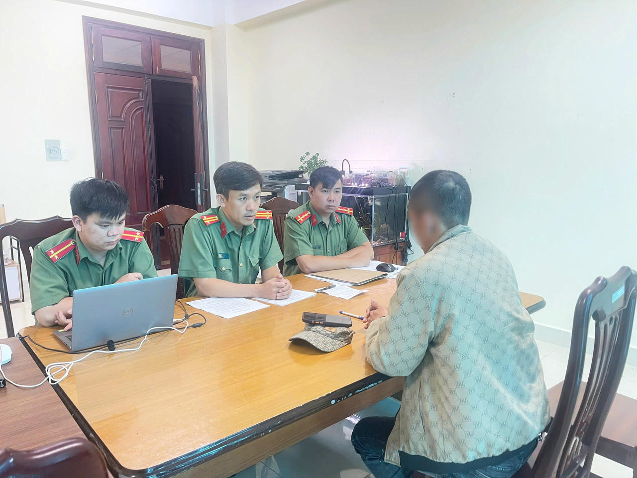 Công an Lâm Đồng làm việc với một trong những người liên quan đến đoạn Clip lan truyền trên mạng xã hội.&nbsp;