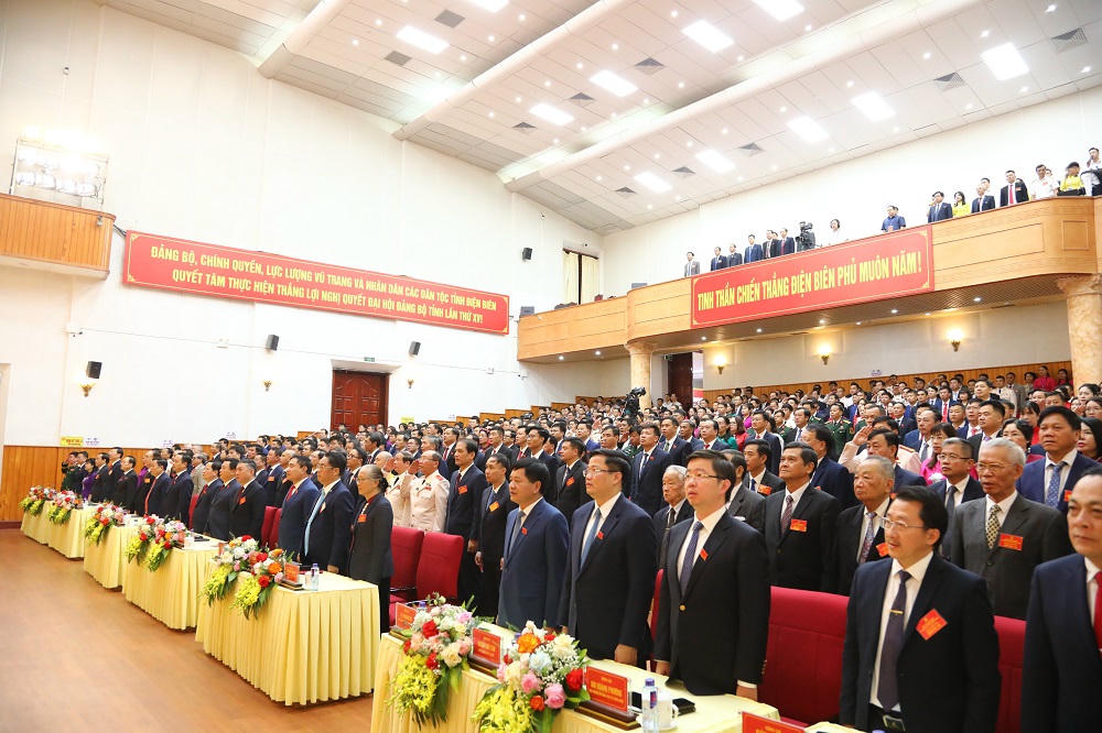 Các đại biểu thực hiện nghi lễ chào cờ khai mạc Đại hội.
