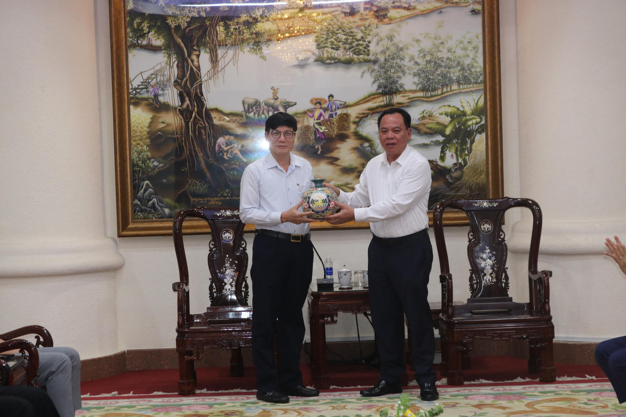 Ông Võ Tấn Đức, Chủ tịch UBND tỉnh Đồng Nai tặng quà lưu niệm cho đoàn công tác của&nbsp;Bệnh viện Tai Mũi Họng Trung ương.