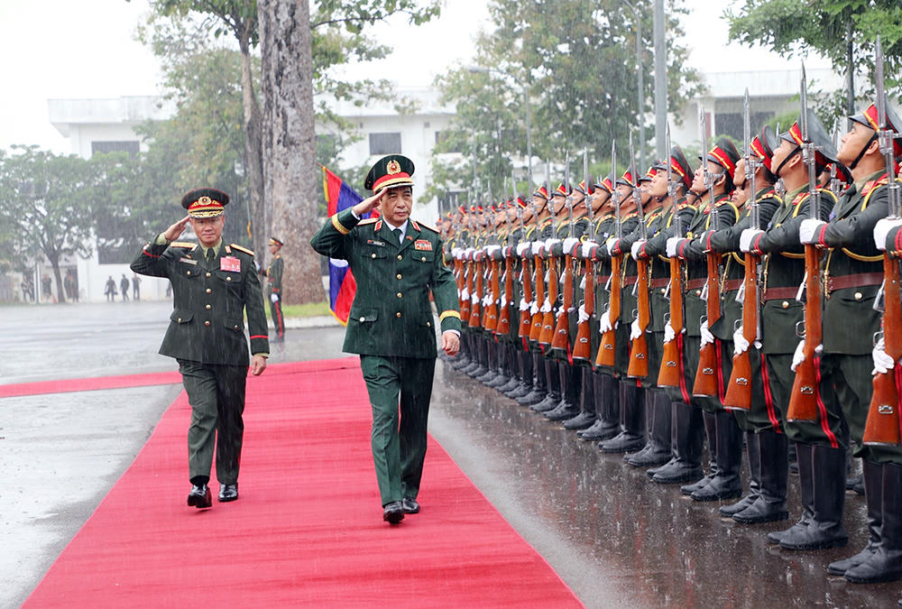 Thượng tướng Khamliang Outhakaysone và Đại tướng Phan Văn Giang duyệt Đội danh dự QĐND Lào.

