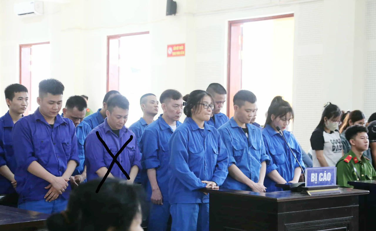 Phan Văn Phượng (đánh dấu) kẻ cầm đầu đường dây nhận án chung thân