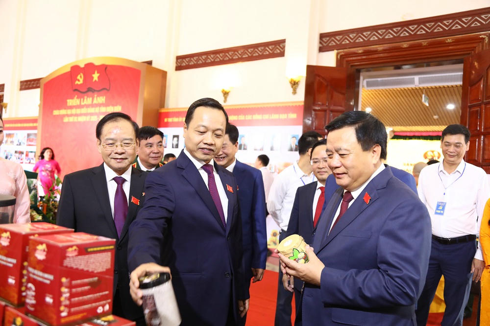 Đại biểu tham quan gian hàng các sản phẩm công nghiệp nông thôn tiêu biểu, sản phẩm OCOP của tỉnh Điện Biên.