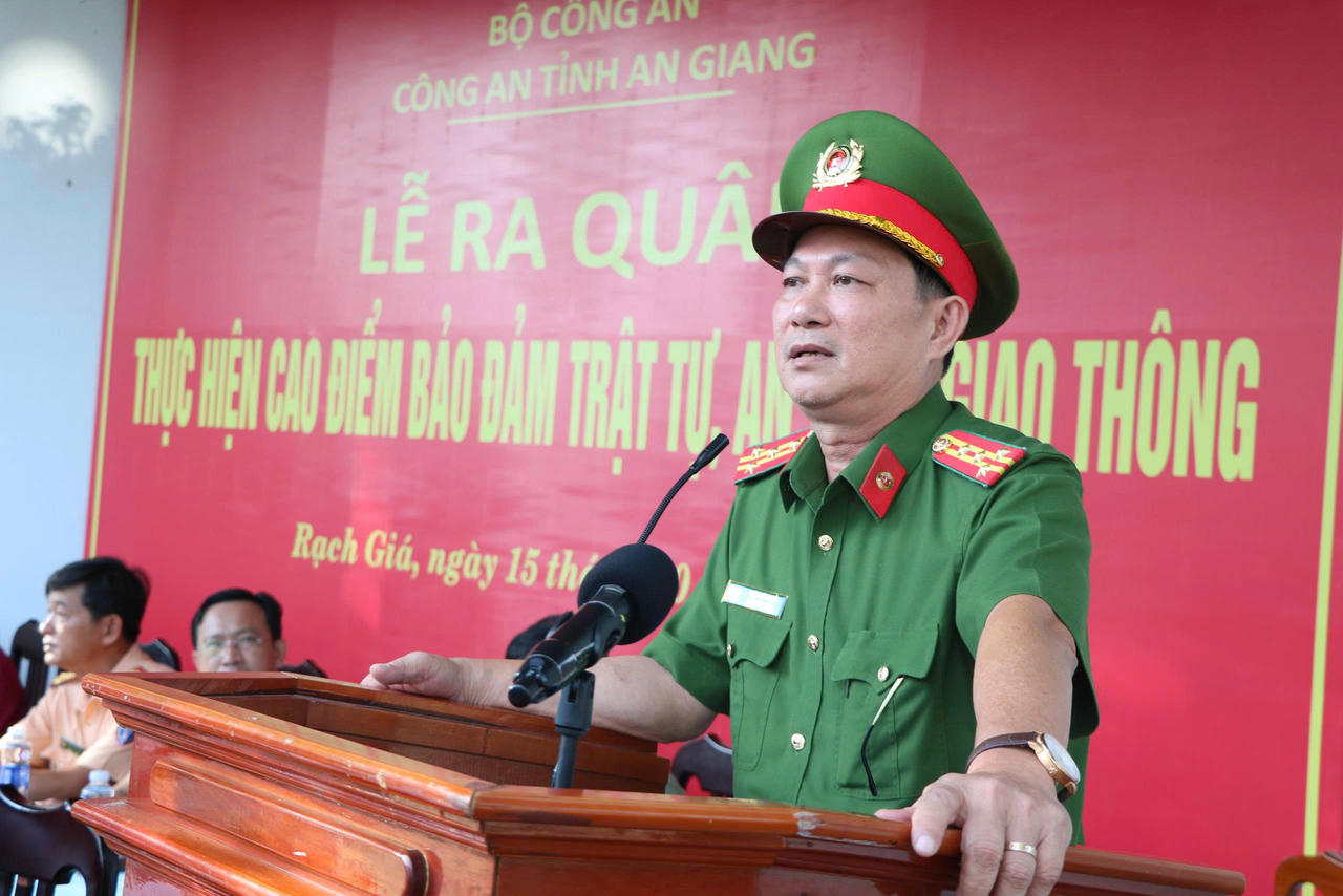 Đại tá Diệp Văn Thế, Phó Giám đốc Công an tỉnh An Giang
phát biểu chỉ đạo tại buổi lễ ra quân.&nbsp;Ảnh: Tiến Dũng.