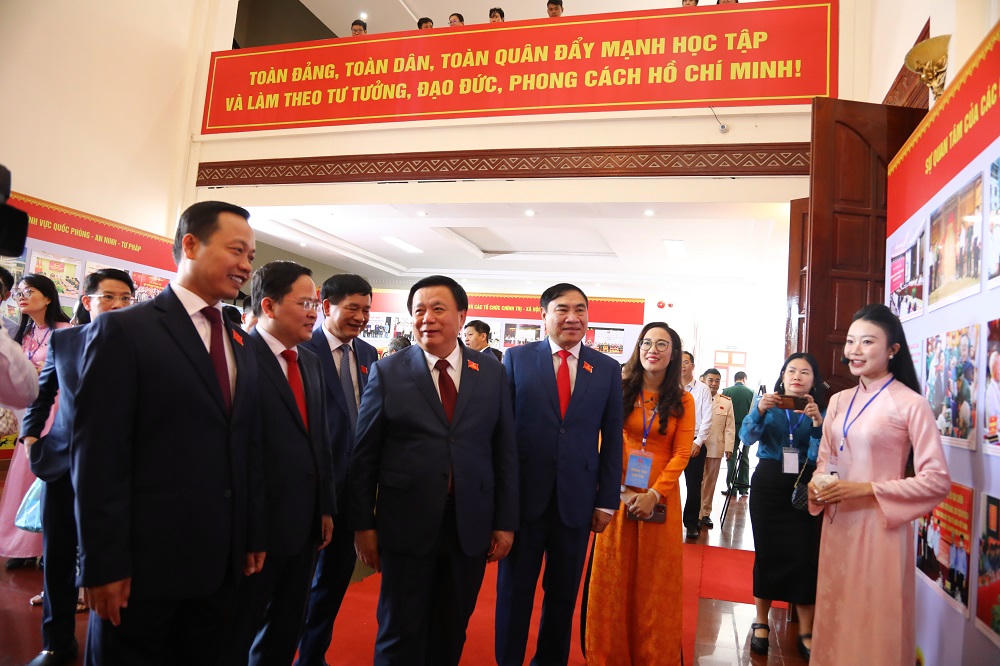 Các đại biểu đến dự Đại hội thăm quan khu trưng bày các sản phẩm tiêu biểu và triển lãm ảnh, giới thiệu sinh động những thành tựu nổi bật trong phát triển kinh tế - xã hội của tỉnh Điện Biên.