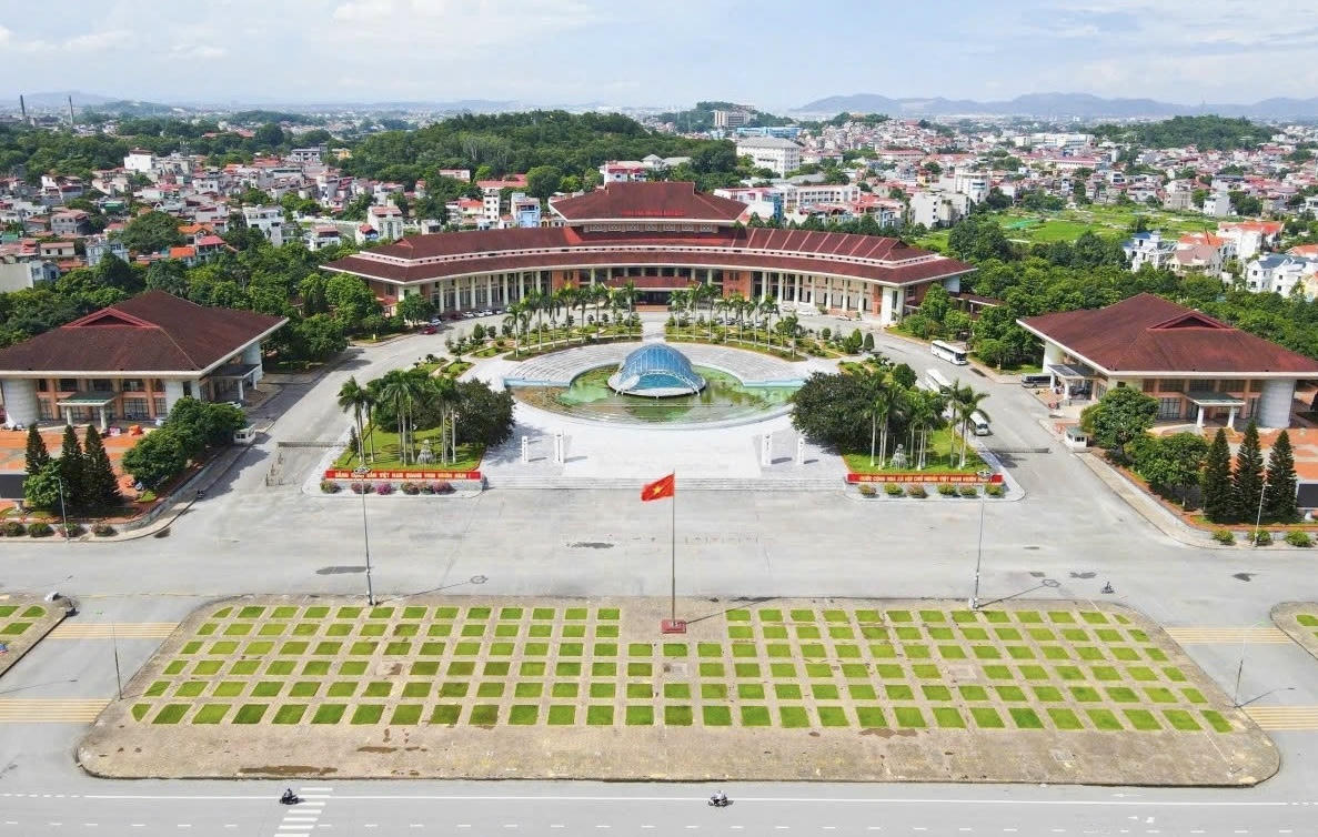 Bắc Ninh&nbsp;hiện có 298 cơ sở làm việc tiếp tục được giữ lại sử dụng; 195 cơ sở được điều hòa, bố trí lại giữa các cơ quan, đơn vị; 142 cơ sở dôi dư đã bàn giao cho Trung tâm Phát triển quỹ đất tỉnh để quản lý, xử lý theo quy định.