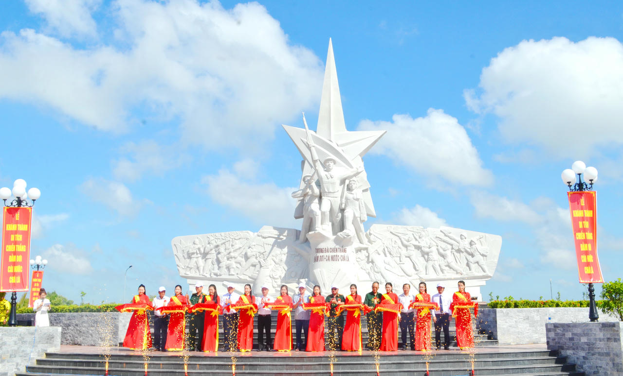 Các đại biểu thực hiện nghi thức cắt băng, chính thức đưa Di tích Chiến thắng Đầm Dơi – Cái Nước – Chà Là vào hoạt động, trở thành địa chỉ đỏ tiêu biểu của tỉnh Cà Mau, ghi dấu những chiến công oanh liệt của quân và dân trong kháng chiến chống Mỹ cứu nước.