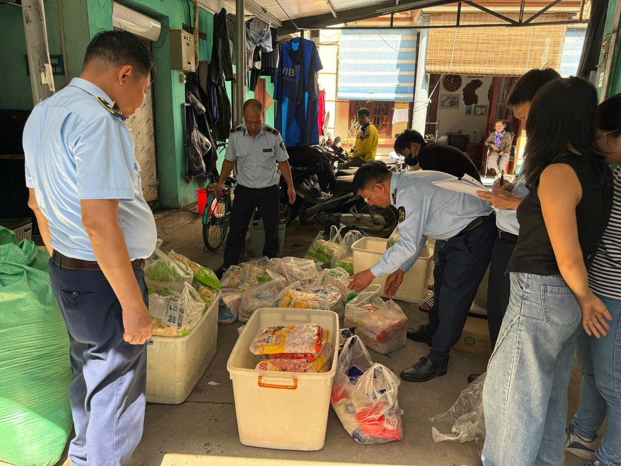 Những thực phẩm nhập lậu, không rõ nguồn gốc xuất xứ ảnh hưởng tới sức khỏe người tiêu dùng.&nbsp;