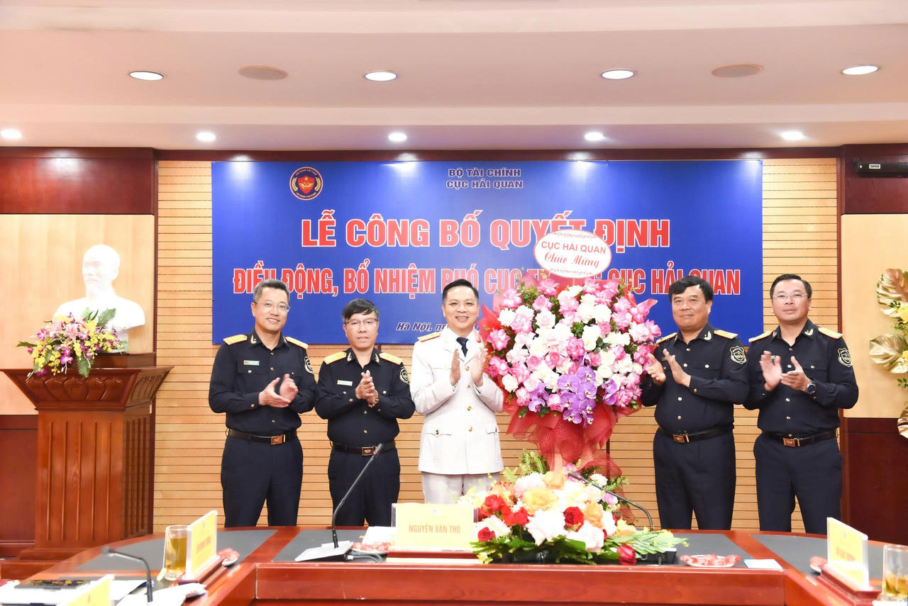 Đảng ủy và Ban lãnh đạo Cục Hải quan chúc mừng tân Phó Cục trưởng Cục Hải quan. (Ảnh: N.L)