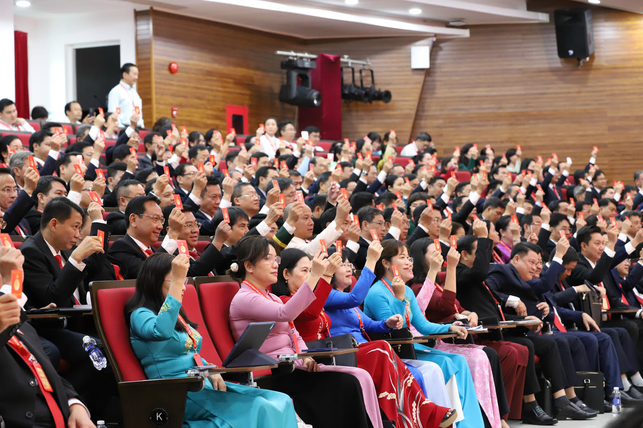 Các đại biểu biểu quyết thông qua Nghị quyết.