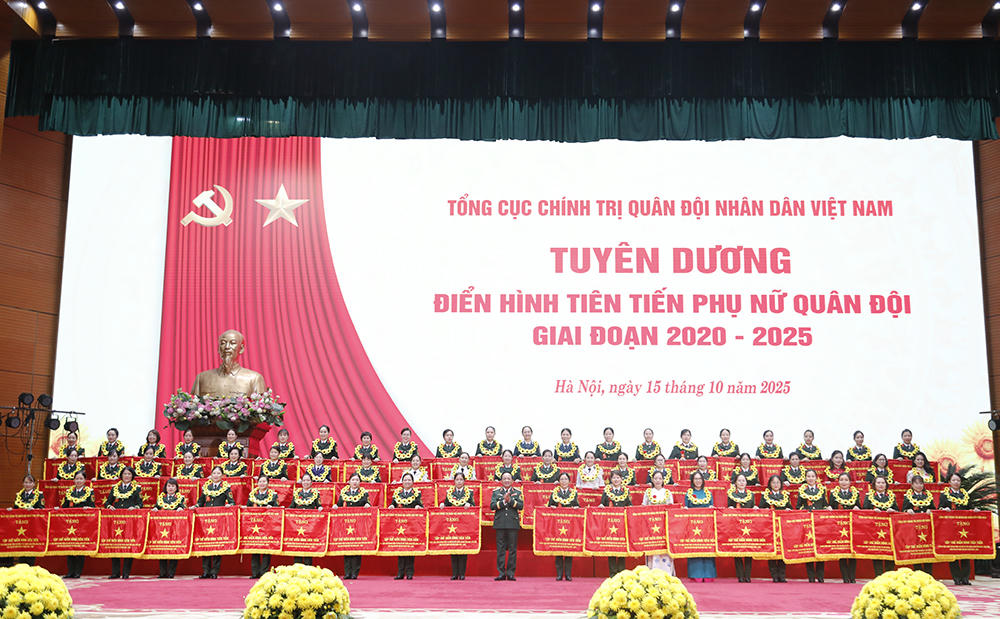 Đại tướng Trịnh Văn Quyết trao tặng Cờ thi đua của Tổng cục Chính trị cho các tập thể tiêu biểu.

