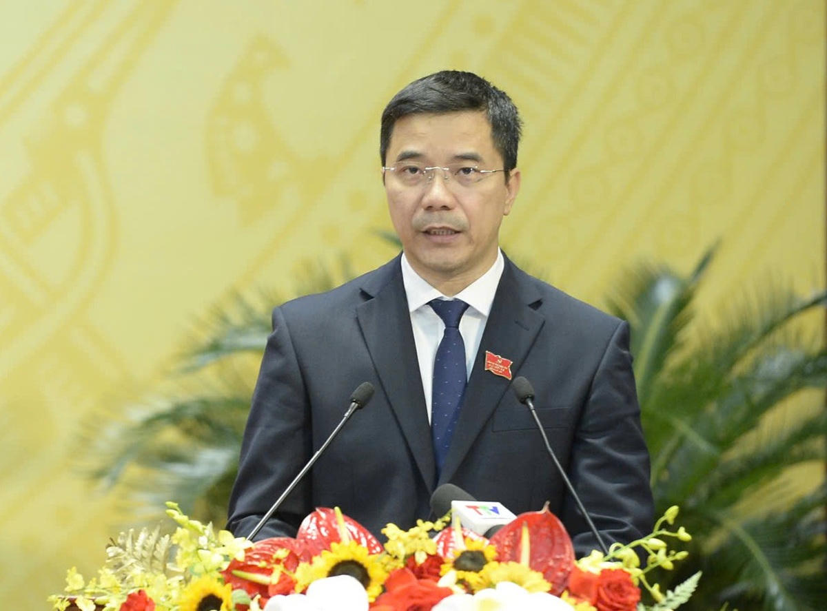 Ông Nguyễn Hồng Phong - Phó Bí thư Thường trực Tỉnh ủy Thanh Hóa trình bày báo cáo tóm tắt thực hiện Nghị quyết Đại hội nhiệm kỳ 2020-2025.