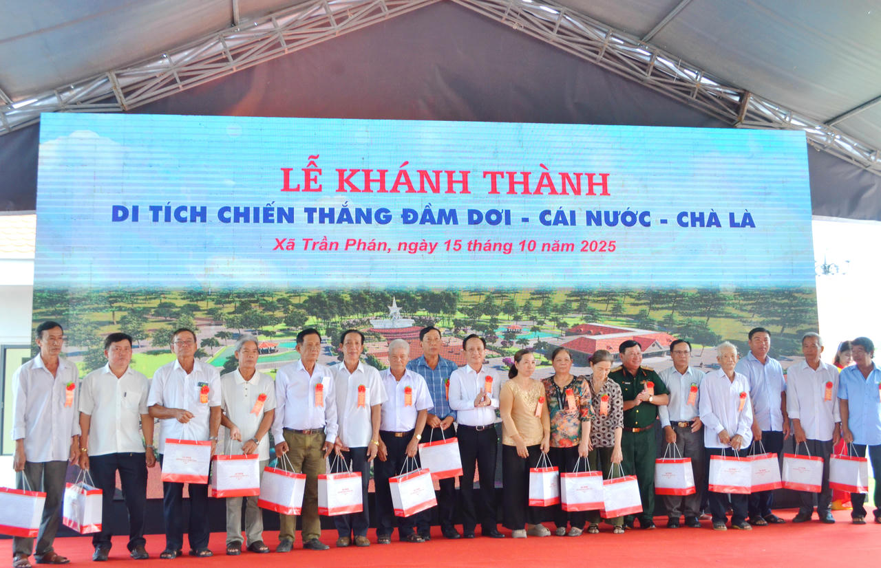 Ông Phạm Văn Thiều - Phó Bí thư Tỉnh ủy, Chủ tịch HĐND tỉnh Cà Mau, trao quà tặng thân nhân người có công trong trận chiến Đầm Dơi – Cái Nước – Chà Là.