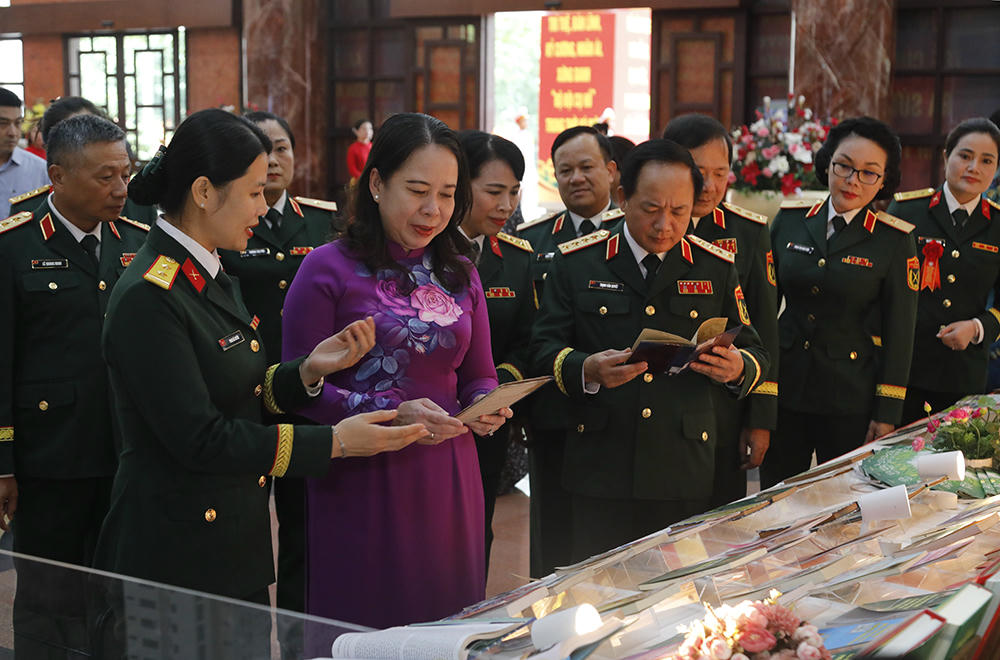 Các đại biểu tham quan gian trưng bày tại buổi lễ.

