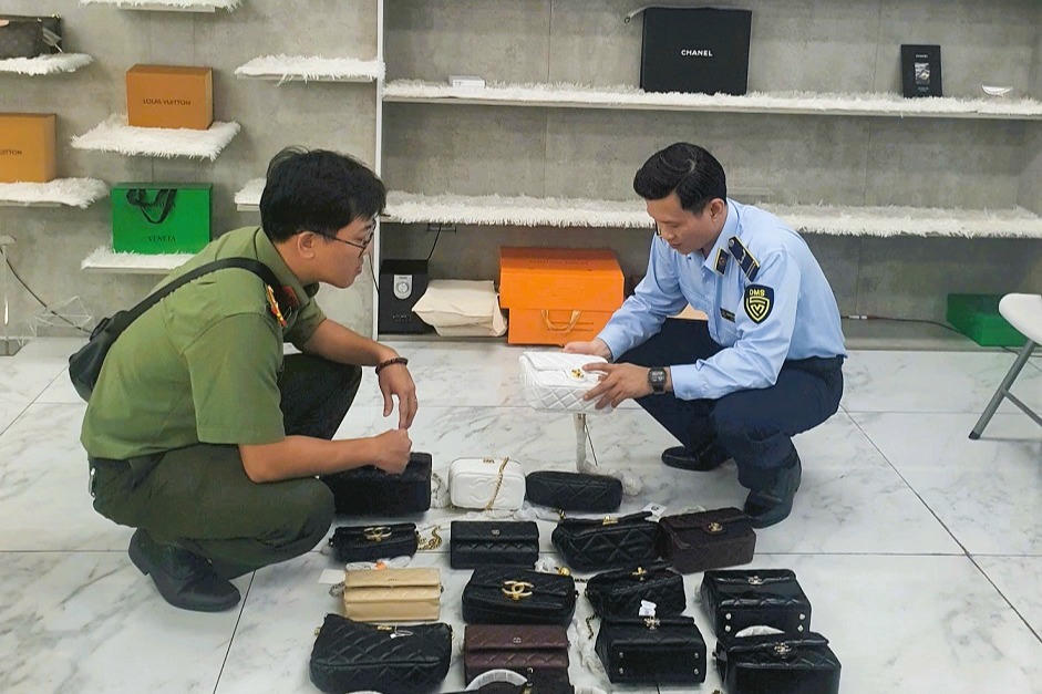 Lực lượng Quản lý thị trường TP Đà Nẵng tăng cường xử lý các cơ sở kinh doanh hàng giả mạo nhãn hiệu lớn.