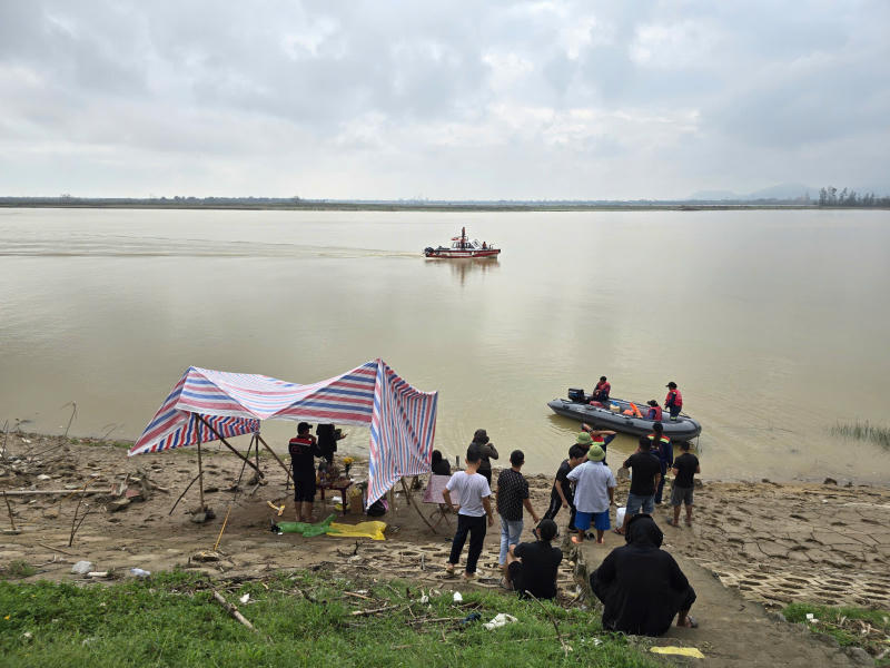 Tìm thấy thi thể 3 bố con trong vụ để lại xe máy trên cầu Bến Thuỷ 