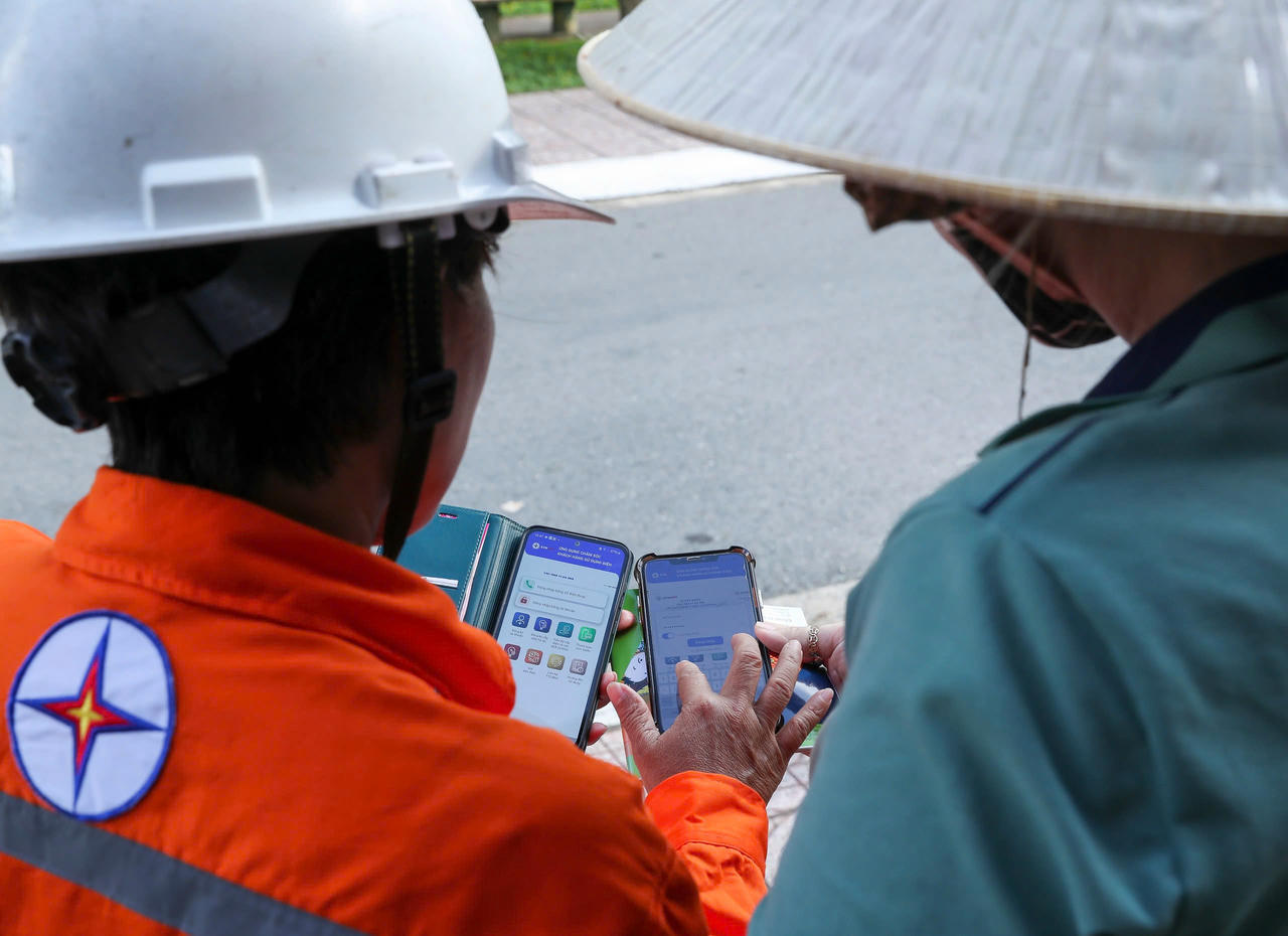 Cán bộ EVNSPC hướng dẫn khách hàng cài đặt App CSKH để theo dõi trực tuyến, đăng ký các dịch vụ điện qua thiết bị điện thoại thông minh