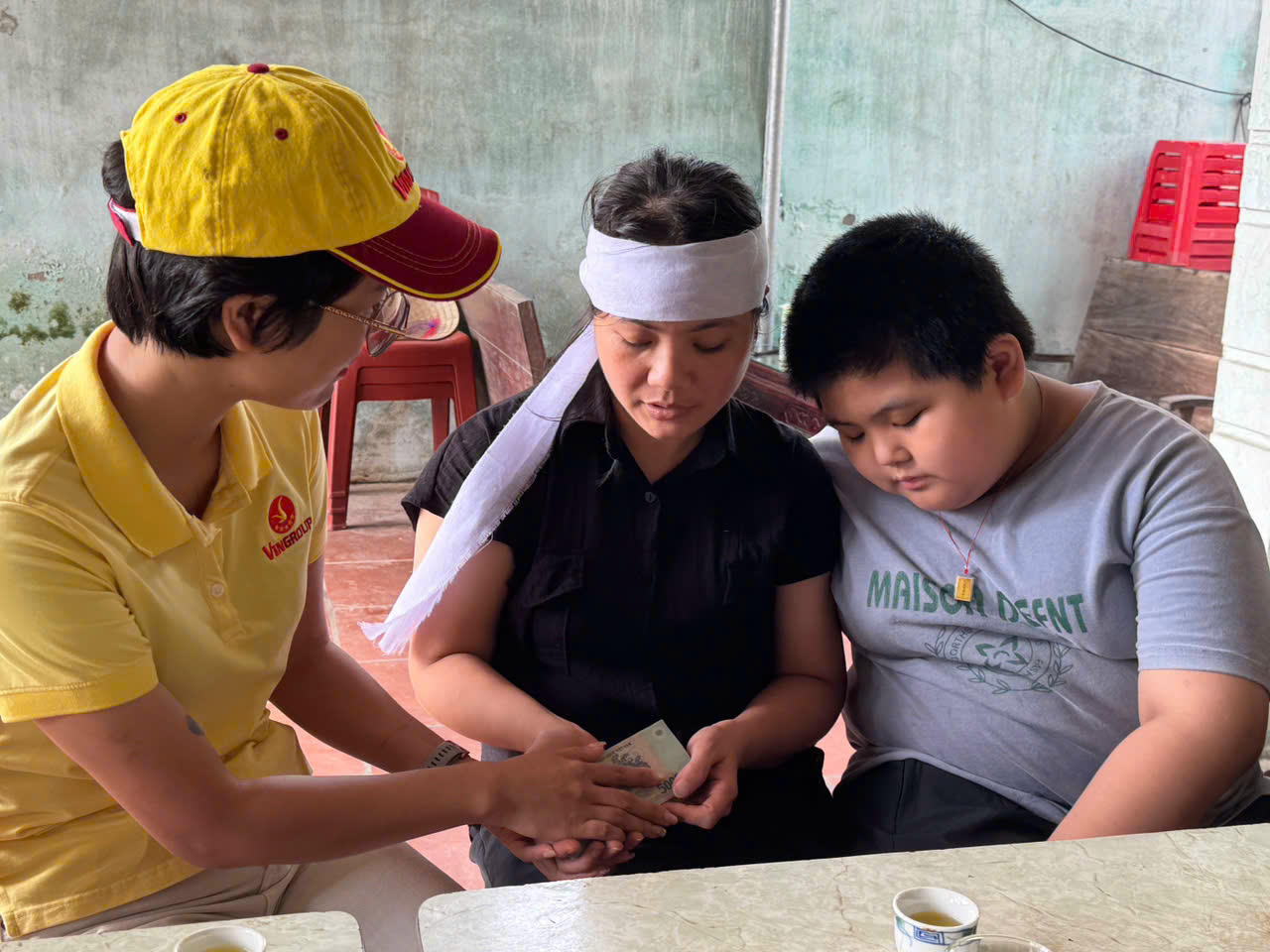 Quỹ Thiện Tâm (Tập đoàn Vingroup) đã trực tiếp đến thăm hỏi, động viên và trao kinh phí hỗ trợ 100 triệu đồng cho gia đình anh Mạnh.