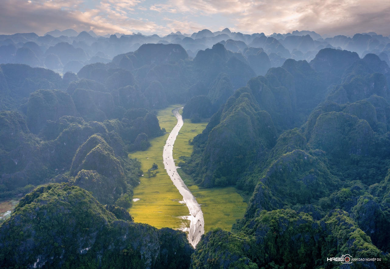 Tam Cốc – Bích Động là điểm đến đặc trưng mang vẻ đẹp “sơn thủy hữu tình” của Ninh Bình