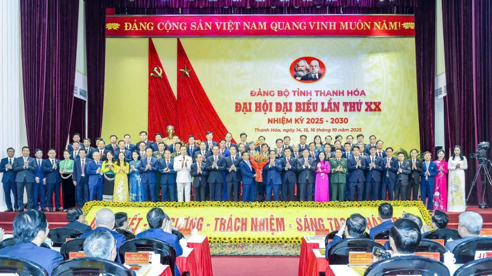Thủ tướng Chính phủ Phạm Minh Chính tặng hoa chúc mừng Ban Chấp hành Đảng bộ tỉnh Thanh Hóa khóa XX, nhiệm kỳ 2025-2030.