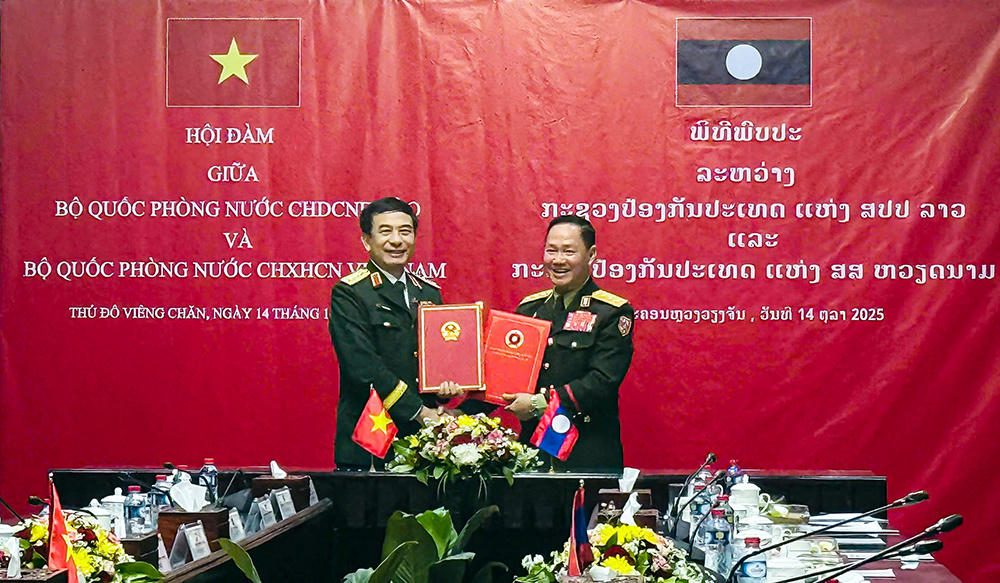 Đại tướng Phan Văn Giang và Thượng tướng Khamliang Outhakaysone ký kết Bản ghi nhớ giữa Bộ Quốc phòng Việt Nam và Bộ Quốc phòng Lào về tăng cường hợp tác trong lĩnh vực đào tạo, tập huấn, bồi dưỡng nguồn nhân lực.

