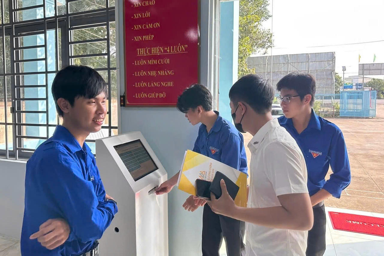 Thanh niên tình nguyện hướng dẫn người dân đăng ký làm thủ tục hành chính.