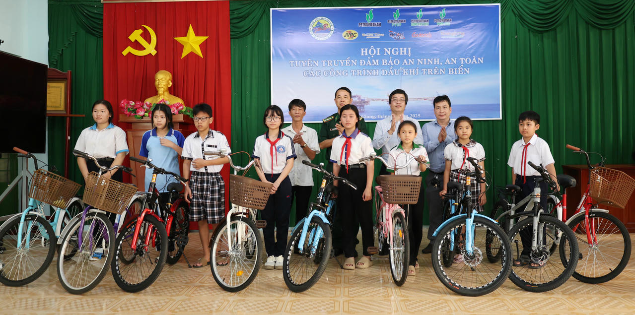 Đại tá Doãn Đình Tránh, Phó Chính ủy Ban Chỉ huy BĐBP tỉnh An Giang và ông Lê Quang Ánh, trưởng phòng An toàn Tổng Công ty Thăm dò Khai thác Dầu khí (PVEP) tặng xe đạp cho các em học sinh trong chương trình.&nbsp;Ảnh: Tuấn Kiệt.